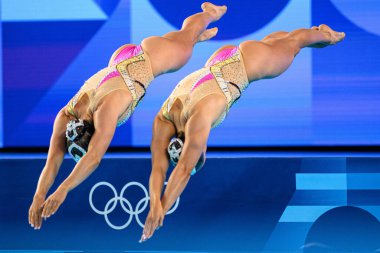 PARIS, FRANCE - 9 AĞUSTOS, 2024: KISA Kate THORPE Isabelle, The Artistic Swimming, Düet, Teknik Yüzme, Sanatsal Yüzme, Düet, Teknik Rutin, Paris 2024 Sucul Merkezi Olimpiyat Oyunları