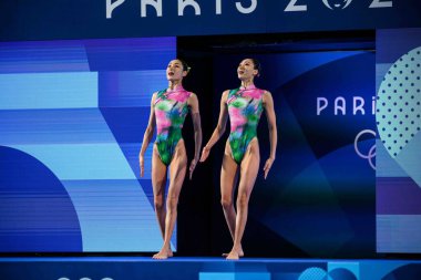 PARIS, FRANCE - 9 AUGust, 2024: WANG Liuyi, WANG Qianyi, The Artistic Swimming, Düet, Teknik Yüzme, Artistik Yüzme, Düet, Teknik Rutin, Paris 2024 Sucul Merkezi Olimpiyat Oyunları
