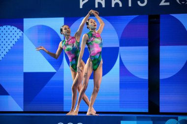 PARIS, FRANCE - 9 AUGust, 2024: WANG Liuyi, WANG Qianyi, The Artistic Swimming, Düet, Teknik Yüzme, Artistik Yüzme, Düet, Teknik Rutin, Paris 2024 Sucul Merkezi Olimpiyat Oyunları