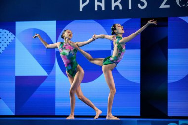 PARIS, FRANCE - 9 AUGust, 2024: WANG Liuyi, WANG Qianyi, The Artistic Swimming, Düet, Teknik Yüzme, Artistik Yüzme, Düet, Teknik Rutin, Paris 2024 Sucul Merkezi Olimpiyat Oyunları