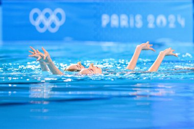 PARIS, FRANCE - 9 AUGust, 2024: WANG Liuyi, WANG Qianyi, The Artistic Swimming, Düet, Teknik Yüzme, Artistik Yüzme, Düet, Teknik Rutin, Paris 2024 Sucul Merkezi Olimpiyat Oyunları
