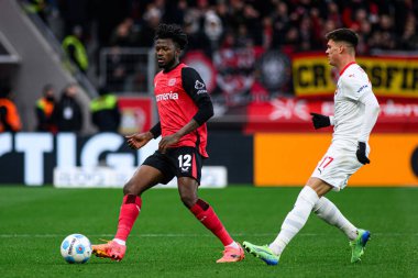 LEVERKUSEN, ALMANY - 23 Kasım 2024: Edmond Tapsoba, Bundesliga, maç 11. Bayer Leverkusen 1 'e karşı. FC Heidenheim Bayarena 'da