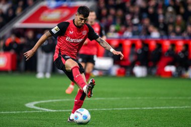LEVERKUSEN, ALMANY - 23 Kasım 2024: Exequiel Palacios, Bundesliga, maç 11. Bayer Leverkusen 1 'e karşı. FC Heidenheim Bayarena 'da