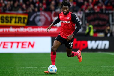 LEVERKUSEN, ALMANY - 23 Kasım 2024: Edmond Tapsoba, Bundesliga, maç 11. Bayer Leverkusen 1 'e karşı. FC Heidenheim Bayarena 'da