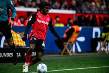 LEVERKUSEN, ALMANY - 23 Kasım 2024: Jeremie Frimpong, Bundesliga, maç 11. Bayer Leverkusen 1 'e karşı. FC Heidenheim Bayarena 'da