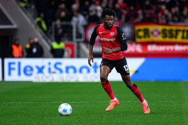 LEVERKUSEN, ALMANY - 23 Kasım 2024: Edmond Tapsoba, Bundesliga, maç 11. Bayer Leverkusen 1 'e karşı. FC Heidenheim Bayarena 'da