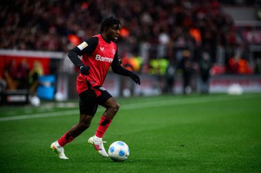 LEVERKUSEN, ALMANY - 23 Kasım 2024: Jeremie Frimpong, Bundesliga, maç 11. Bayer Leverkusen 1 'e karşı. FC Heidenheim Bayarena 'da