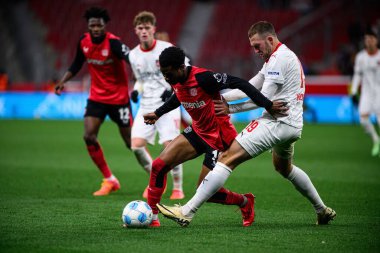 LEVERKUSEN, ALMANY - 23 Kasım 2024: Nathan Tella, Jonas Foehrenbach, Bundesliga, maç 11. Bayer Leverkusen 1 'e karşı. FC Heidenheim Bayarena 'da