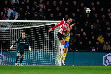 EINDHOVEN, NETHERLANDS - 27 Kasım 2024: Luuk De Jong, Valeriy Bondar, PSV - Philips Arena 'da FC Shakhtar Donetsk