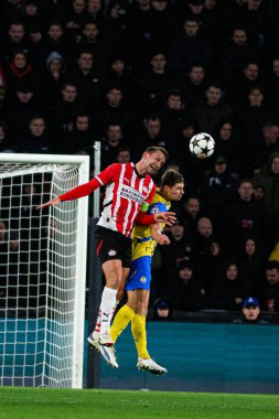 EINDHOVEN, NETHERLANDS - 27 Kasım 2024: Luuk De Jong, Valeriy Bondar, PSV - Philips Arena 'da FC Shakhtar Donetsk