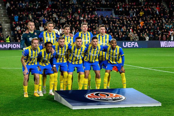 EINDHOVEN, NETHERLANDS - 27 НОЯБРЯ, 2024: Футбольный матч Лиги чемпионов УЕФА между ПСВ - ФК "Шахтер" Донецк на стадионе "Филипс"