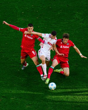 COLOGNE, Almanya - 30 Kasım 2024: 2.Bundesliga 1 'in futbol maçı. FC Koeln, Hannover 96 'ya karşı Rhein Enerji Stadyumu' nda