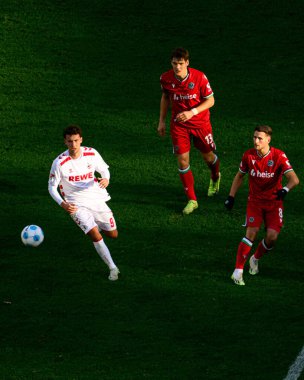 COLOGNE, Almanya - 30 Kasım 2024: 2.Bundesliga 1 'in futbol maçı. FC Koeln, Hannover 96 'ya karşı Rhein Enerji Stadyumu' nda