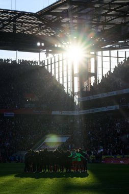COLOGNE, Almanya - 30 Kasım 2024: 2.Bundesliga 1 'in futbol maçı. FC Koeln, Hannover 96 'ya karşı Rhein Enerji Stadyumu' nda