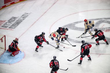 COLOGNE, ALMANY - 1 Aralık 2024: Hokey maçı DEL Koelner Haie - Schwenninger Lanxess Arena 'da Vahşi Kanatlar