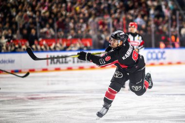 COLOGNE, ALMANY - 1 Aralık 2024: Hokey maçı DEL Koelner Haie - Schwenninger Lanxess Arena 'da Vahşi Kanatlar