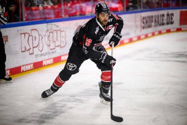 COLOGNE, ALMANY - 1 Aralık 2024: Hokey maçı DEL Koelner Haie - Schwenninger Lanxess Arena 'da Vahşi Kanatlar