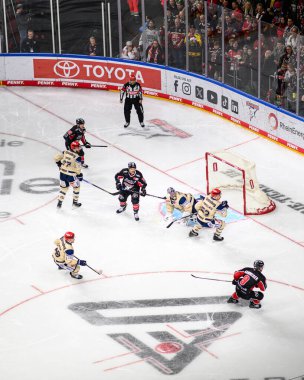 COLOGNE, ALMANY - 1 Aralık 2024: Hokey maçı DEL Koelner Haie - Schwenninger Lanxess Arena 'da Vahşi Kanatlar