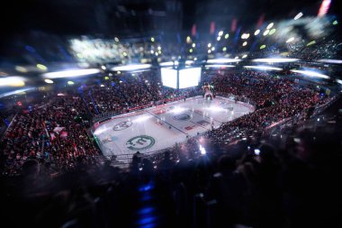 COLOGNE, ALMANY - 8 Aralık 2024: Hokey maçı DeL Koelner Haie - Lanxess Arena 'da Augrsburger Panter