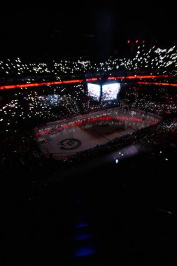 COLOGNE, ALMANY - 8 Aralık 2024: Hokey maçı DeL Koelner Haie - Lanxess Arena 'da Augrsburger Panter