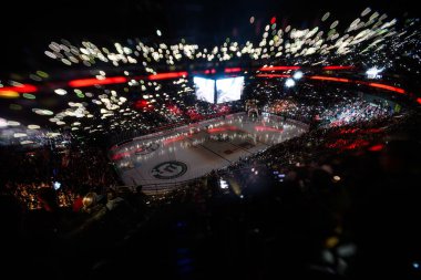 COLOGNE, ALMANY - 8 Aralık 2024: Hokey maçı DeL Koelner Haie - Lanxess Arena 'da Augrsburger Panter