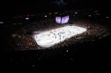 COLOGNE, ALMANY - 8 Aralık 2024: Hokey maçı DeL Koelner Haie - Lanxess Arena 'da Augrsburger Panter