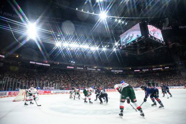 COLOGNE, ALMANY - 8 Aralık 2024: Hokey maçı DeL Koelner Haie - Lanxess Arena 'da Augrsburger Panter