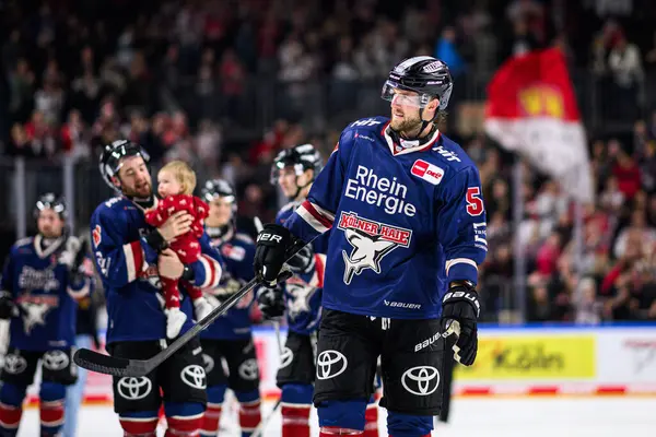 COLOGNE, ALMANY - 8 Aralık 2024: Hokey maçı DeL Koelner Haie - Lanxess Arena 'da Augrsburger Panter