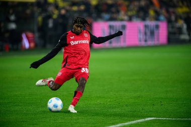 DORTMUND, GERMANY - 10 HAZİRAN 2025 Jeremie Frimpong - Borussia Dortmund, Bayer 04 Leverkusen 'e karşı Signal Iduna Park' ta oynanan futbol maçı