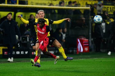 DORTMUND, GERMANY - 10 HAZİRAN 2025: Julian Ryerson, Jeremie Frimpong - Borussia Dortmund, Bayer 04 Leverkusen 'e karşı Signal Iduna Park' taki futbol maçı