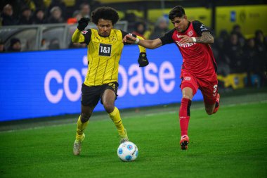 DORTMUND, GERMANY - 10 HAZİRAN 2025: Karim Adeyemi, Piero Hincapie - Borussia Dortmund, Bayer 04 Leverkusen 'e karşı Signal Iduna Park' ta oynanan futbol maçı