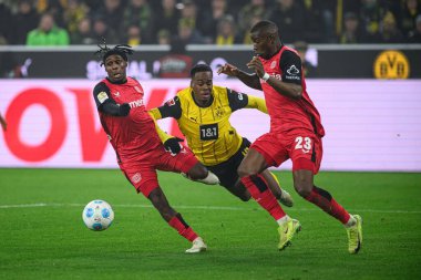 DORTMUND, GERMANY - 10 HAZİRAN 2025: Jeremie Frimpong, Jamie Gittens, Nordi Mukiele - Borussia Dortmund, Bayer 04 Leverkusen 'e karşı Signal Iduna Park' ta oynanan futbol maçı