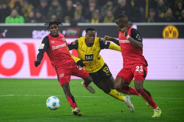 DORTMUND, GERMANY - 10 HAZİRAN 2025: Jeremie Frimpong, Jamie Gittens, Nordi Mukiele - Borussia Dortmund, Bayer 04 Leverkusen 'e karşı Signal Iduna Park' ta oynanan futbol maçı