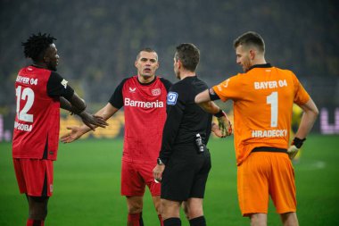 DORTMUND, GERMANY - 10 HAZİRAN, 2025: Edmond Tapsoba, Granit Xhaka, Lukas Hradecky - Borussia Dortmund, Bayer 04 Leverkusen 'e karşı Signal Iduna Park' ta oynanan futbol maçı
