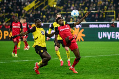 DORTMUND, GERMANY - 10 HAZİRAN 2025: Serhou Guirassy, Edmond Tapsoba - Borussia Dortmund, Bayer 04 Leverkusen 'e karşı Signal Iduna Park' ta oynanan futbol maçı