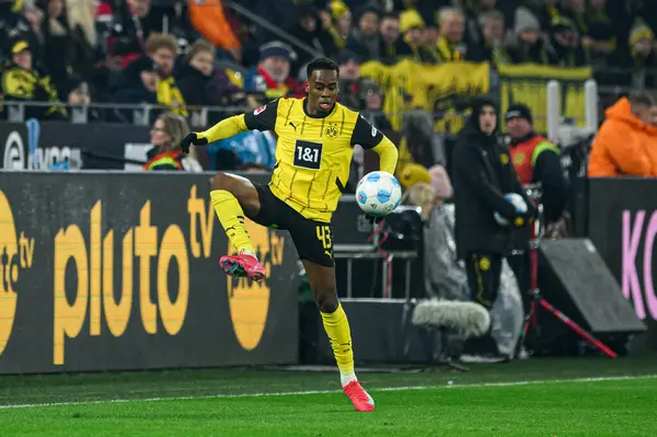 DORTMUND, GERMANY - 10 HAZİRAN 2025: Jamie Gittens - Borussia Dortmund, Bayer 04 Leverkusen 'e karşı Signal Iduna Park' ta oynanan futbol maçı