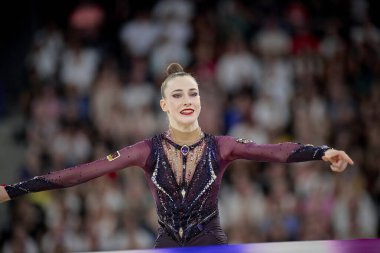 PARIS, FRANCE - 8 AĞUSTOS, 2024 Darja Varfolomeev. Ritmik jimnastiğin Paris 2024 Olimpiyat Oyunları sırasında Porte de la Chapelle Arena 'daki bireysel elemeleri. Sadece yazı işleri için. Satmak veya dağıtmak yasaktır.