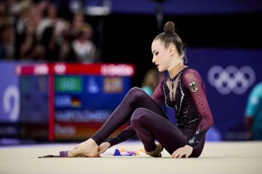 PARIS, FRANCE - 8 AĞUSTOS, 2024 Darja Varfolomeev. Ritmik jimnastiğin Paris 2024 Olimpiyat Oyunları sırasında Porte de la Chapelle Arena 'daki bireysel elemeleri. Sadece yazı işleri için. Satmak veya dağıtmak yasaktır.