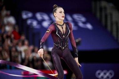 PARIS, FRANCE - 8 AĞUSTOS, 2024 Darja Varfolomeev. Ritmik jimnastiğin Paris 2024 Olimpiyat Oyunları sırasında Porte de la Chapelle Arena 'daki bireysel elemeleri. Sadece yazı işleri için. Satmak veya dağıtmak yasaktır.