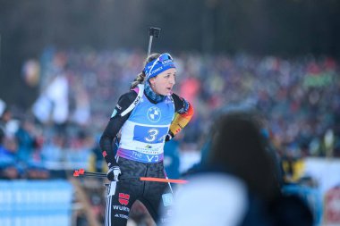 RUHPOLDING, Almanya - 18 HAZİRAN 2025: Franziska Preuss - Bayrak Bayrağı Kadınları, BMW IBU Dünya Kupası 2025. Sadece yazı işleri için. Satmak veya dağıtmak yasaktır.
