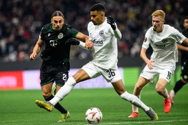 FRANKFURT, GERMANY - 23 Ocak 2025: Cebrails Makreckis, Ansgar Knauff - Frankfurt Stadyumu 'nda SG Eintracht Frankfurt ve Ferencvarosi TC arasında oynanan UEFA Avrupa Ligi futbol karşılaşması.
