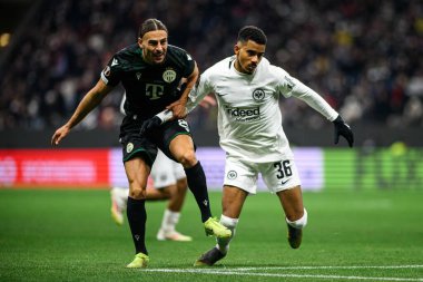 FRANKFURT, GERMANY - 23 Ocak 2025: Cebrails Makreckis, Ansgar Knauff - Frankfurt Stadyumu 'nda SG Eintracht Frankfurt ve Ferencvarosi TC arasında oynanan UEFA Avrupa Ligi futbol karşılaşması.