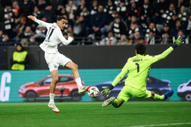 FRANKFURT, GERMANY - 23 HAZİRAN 2025: Hugo Ekitike, Adam Varga - Frankfurt Stadyumu 'nda SG Eintracht Frankfurt ve Ferencvarosi TC arasında oynanan UEFA Avrupa Ligi maçı.