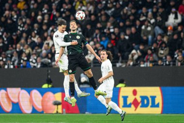 FRANKFURT, GERMANY - 23 Ocak 2025: Robin Koch, Barnabas Varga, Arthur Theate - Frankfurt Stadyumu 'nda SG Eintracht Frankfurt ve Ferencvarosi TC arasında oynanan UEFA Avrupa Ligi maçı.