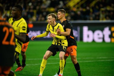 DORTMUND, Almanya - 29 Ocak 2025: Maximilian Beier, Valeriy Bondar - UEFA Şampiyonlar Ligi Borussia Dortmund-Shakhtar Donetsk maçı Signal Iduna Park 'ta. Sadece yazı işleri için. Satmak veya dağıtmak yasaktır.