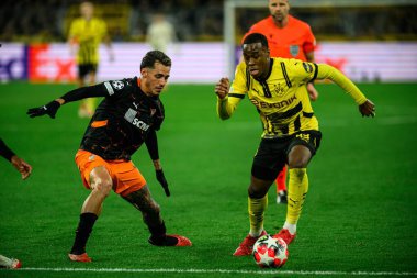 DORTMUND, GERMANY - 29 HAZİRAN 2025: Marlon Gomes, Jamie Gittens - UEFA Şampiyonlar Ligi Borussia Dortmund-Shakhtar Donetsk maçı Signal Iduna Park 'ta. Sadece yazı işleri için. Satmak veya dağıtmak yasaktır.