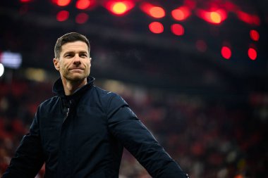 LEVERKUSEN, GERMANY - 15 Şubat 2025: Xabi Alonso, FC Bayer 04 Leverkusen FC Bayern Muenchen 'e karşı