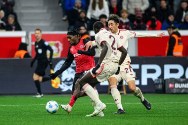 LEVERKUSEN, GERMANY - 15 Şubat 2025: Hiroki Ito, Jeremie Frimpong,\, Bundesliga maçı Bayer 04 Leverkusen, Bayena 'da FC Bayern Muenchen' e karşı