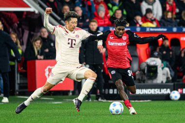 LEVERKUSEN, GERMANY - 15 Şubat 2025: Hiroki Ito, Jeremie Frimpong, Bundesliga maçı Bayer 04 Leverkusen FC Bayern Muenchen 'e karşı Bayarena' da