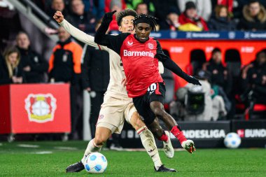 LEVERKUSEN, GERMANY - 15 Şubat 2025: Hiroki Ito, Jeremie Frimpong, Bundesliga maçı Bayer 04 Leverkusen FC Bayern Muenchen 'e karşı Bayarena' da